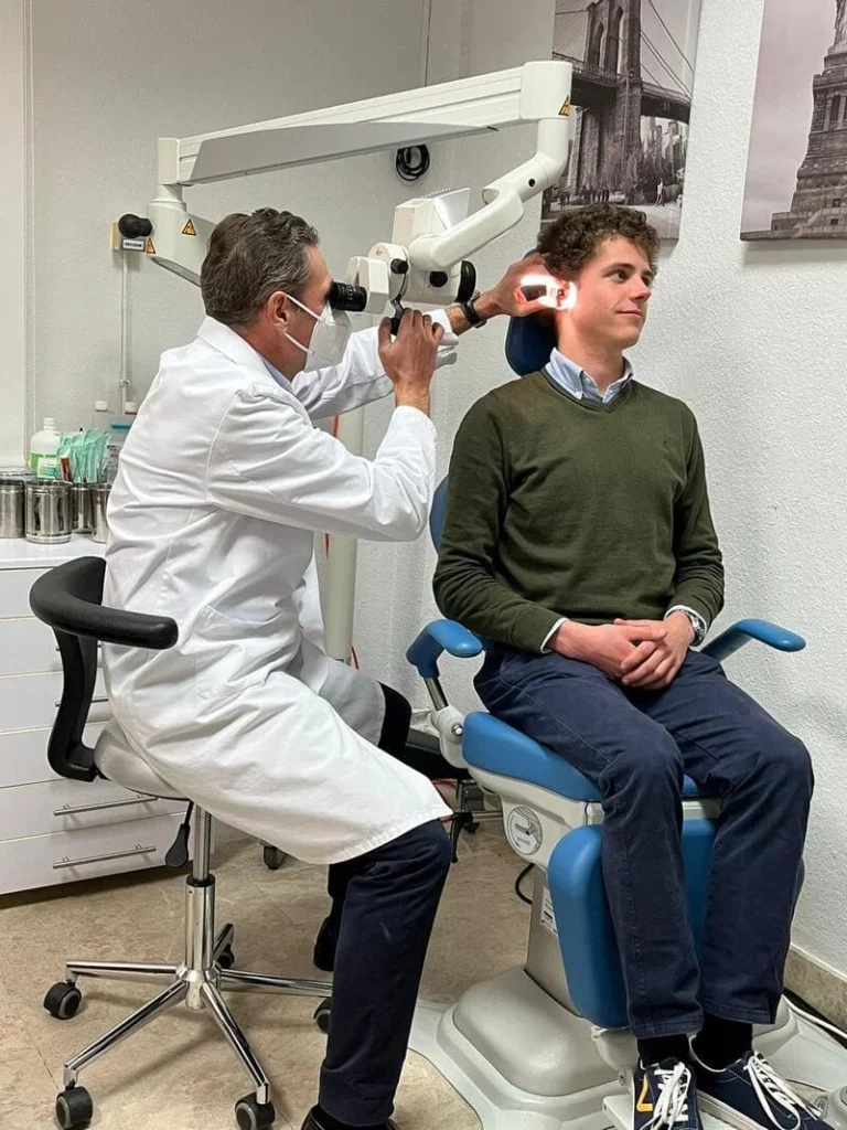 Médico Otorrino en Jerez examinando al paciente.